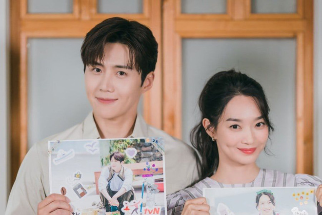 Mặc ồn ào, Kim Seon Ho - Shin Min Ah là 'cặp đôi phim truyền hình đẹp nhất năm 2021' - Ảnh 2