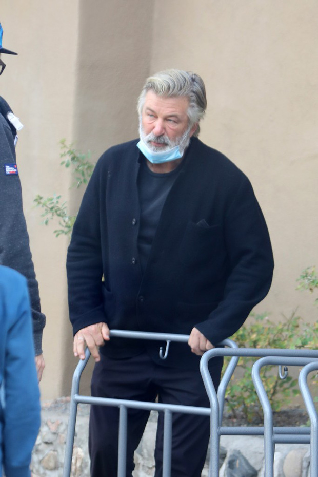 Nam diễn viên Alec Baldwin có thể đối mặt án tù khi bắn chết người - Ảnh 3