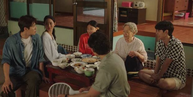 Thái độ thực sự của Kim Seon Ho trong clip hậu trường từ đạo diễn Hometown Cha-Cha-Cha - Ảnh 6