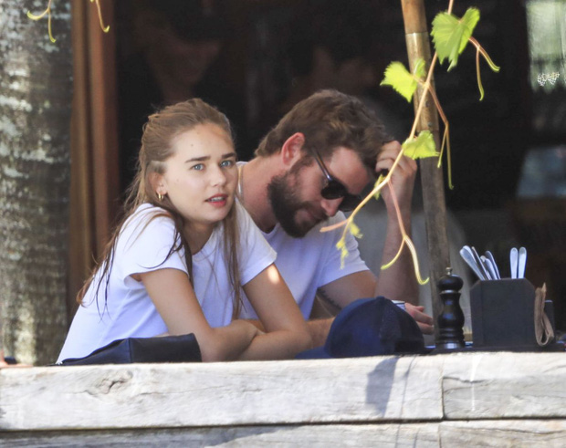 Miley Cyrus mất bình tĩnh khi chồng cũ Hemsworth chuẩn bị kết hôn với bạn gái - Ảnh 1