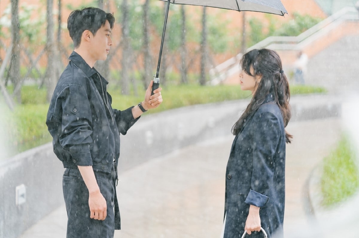 Sau bức ảnh tình tứ bão mạng, Song Hye Kyo tung loạt khoảnh khắc 'cưỡng hôn' tình trẻ - Ảnh 6