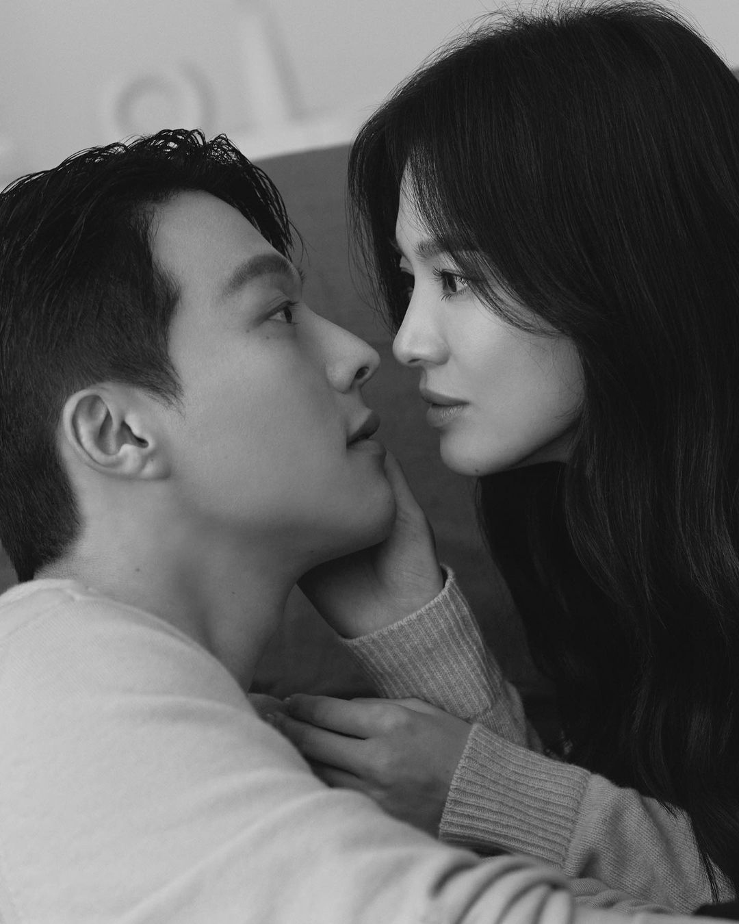 Sau bức ảnh tình tứ bão mạng, Song Hye Kyo tung loạt khoảnh khắc 'cưỡng hôn' tình trẻ - Ảnh 3