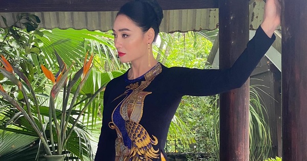 Quách Thu Phương lại diện áo dài khoe đường cong như gái 20