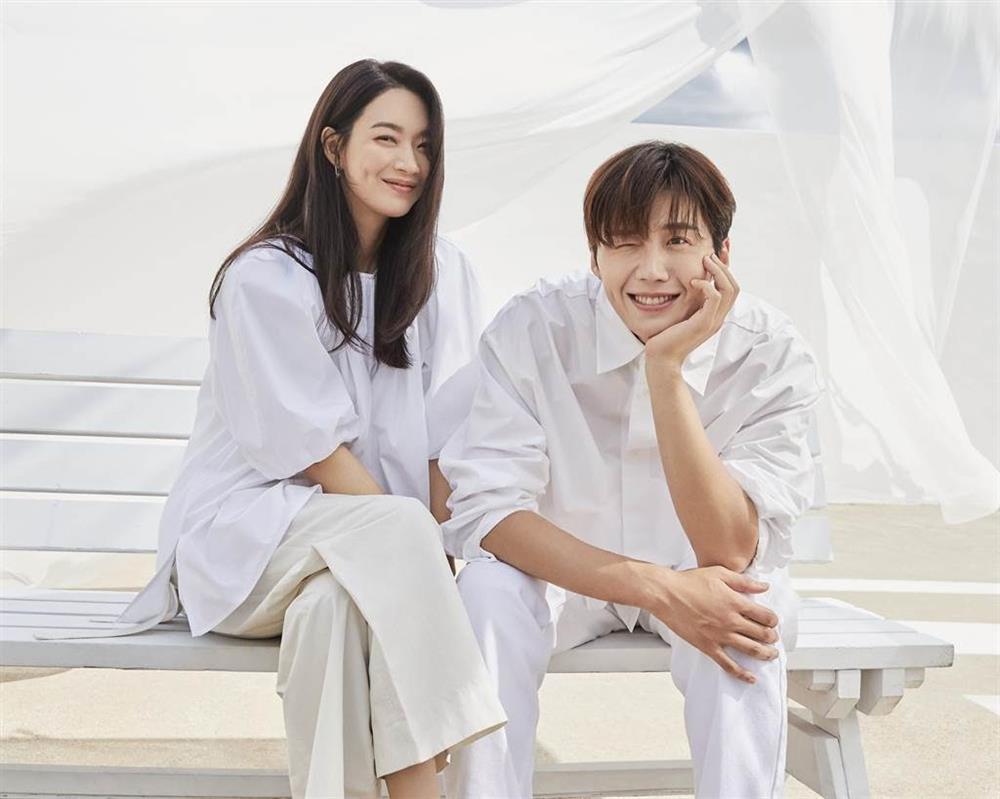 Mặc ồn ào, Kim Seon Ho - Shin Min Ah là 'cặp đôi phim truyền hình đẹp nhất năm 2021' - Ảnh 1