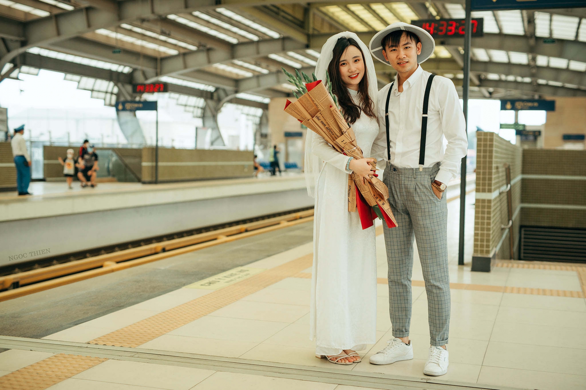  Đôi bạn trẻ chụp ảnh cưới tuyệt đẹp tại đường sắt Cát Linh - Hà Đông  - Ảnh 3