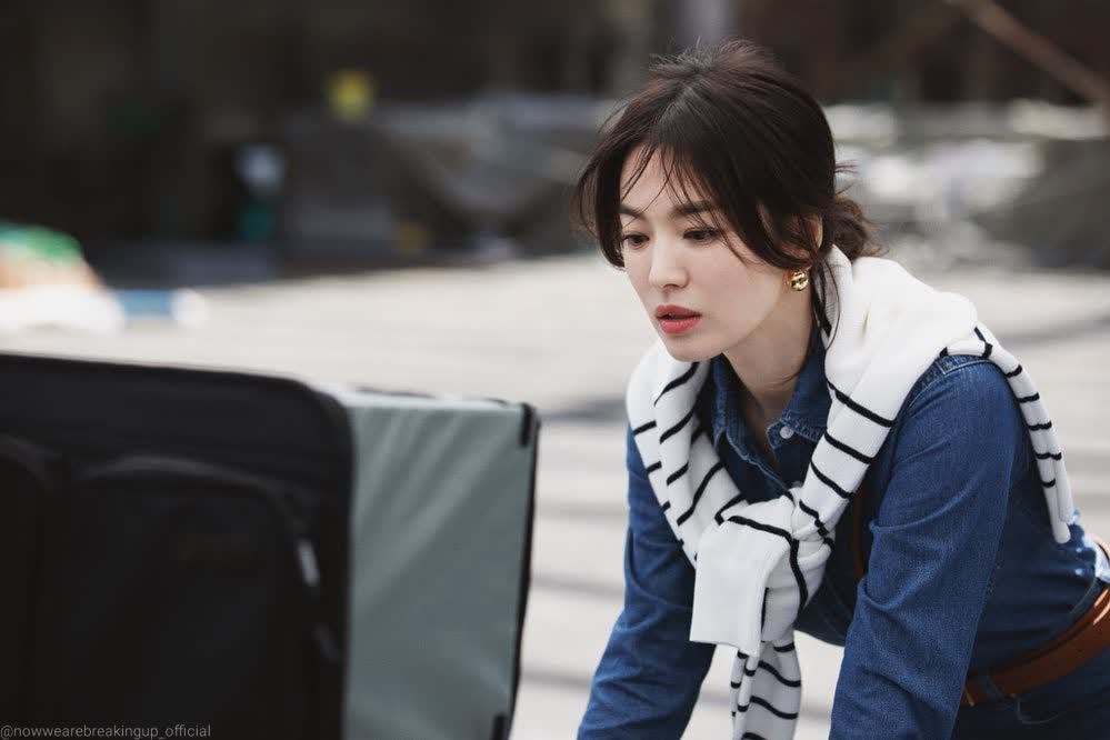 Song Hye Kyo tay xách nách mang, ngồi ngoài đường vẫn đẹp xuất thần - Ảnh 6