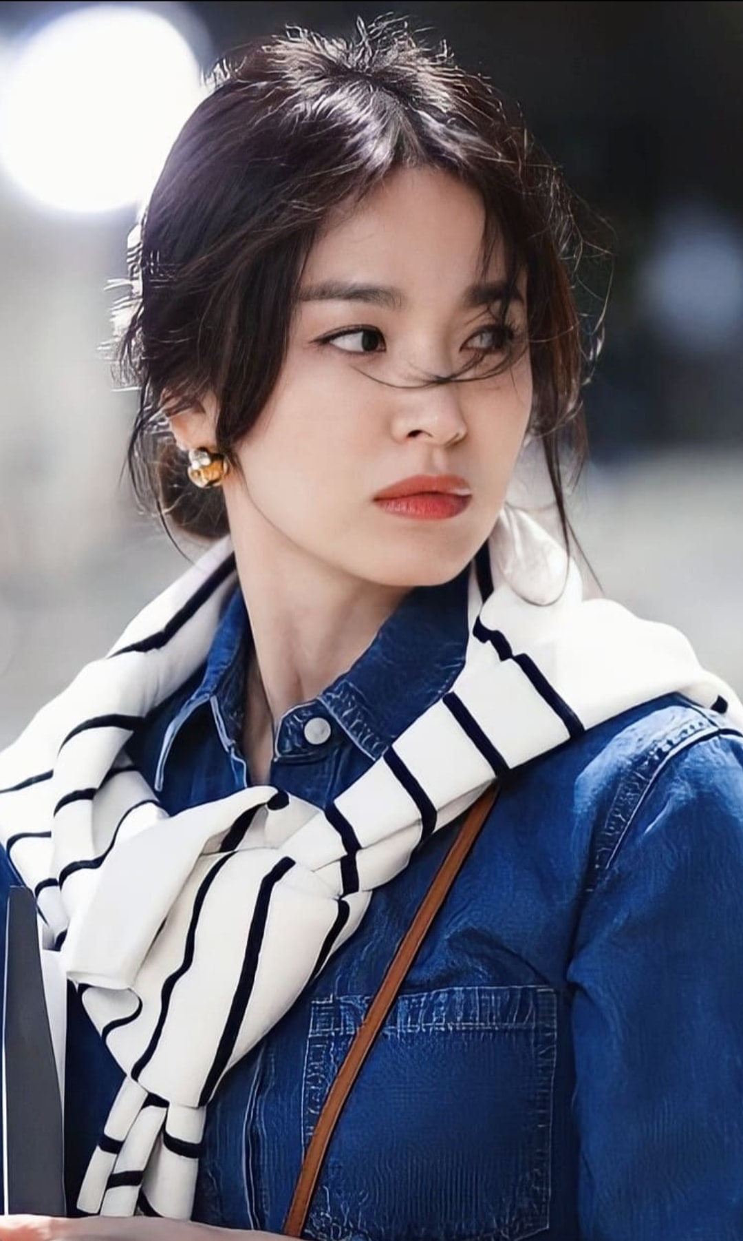 Song Hye Kyo tay xách nách mang, ngồi ngoài đường vẫn đẹp xuất thần - Ảnh 5