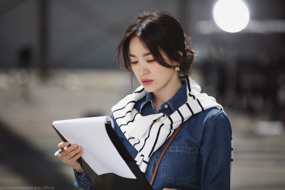 Song Hye Kyo tay xách nách mang, ngồi ngoài đường vẫn đẹp xuất thần - Ảnh 7