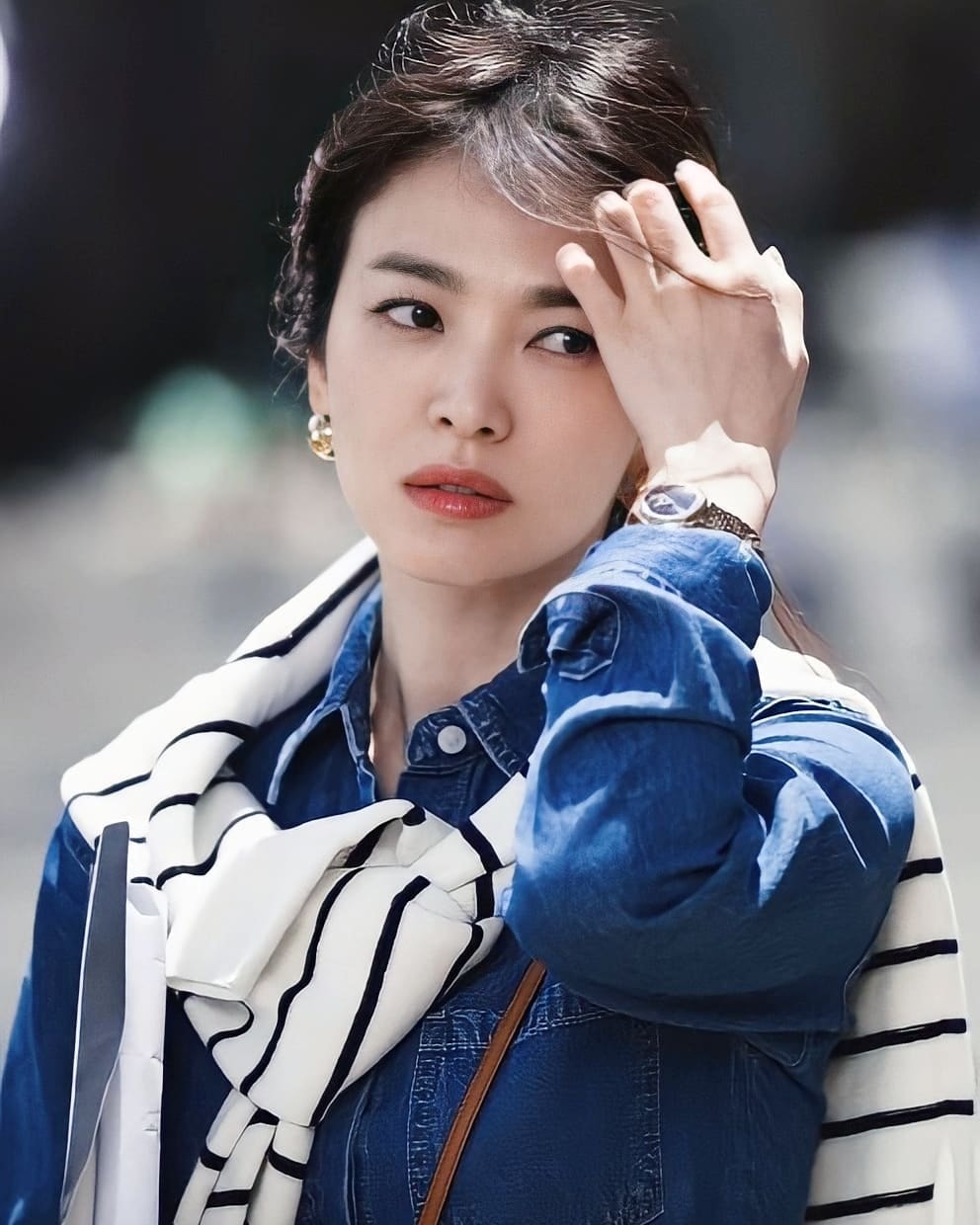 Song Hye Kyo tay xách nách mang, ngồi ngoài đường vẫn đẹp xuất thần - Ảnh 4