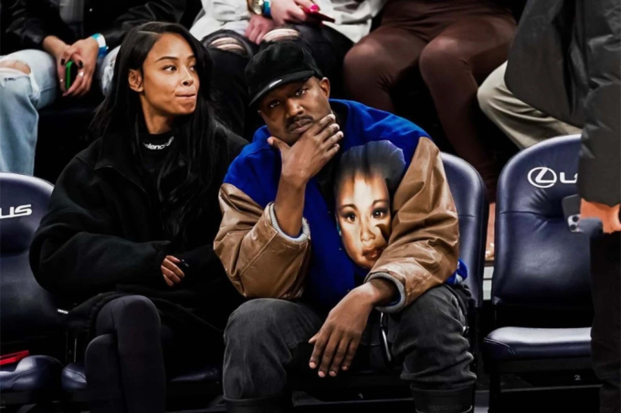 Hậu dứt tình với Kim, Kanye West hẹn hò xem bóng rổ cùng mẫu nữ kém 22 tuổi - Ảnh 1
