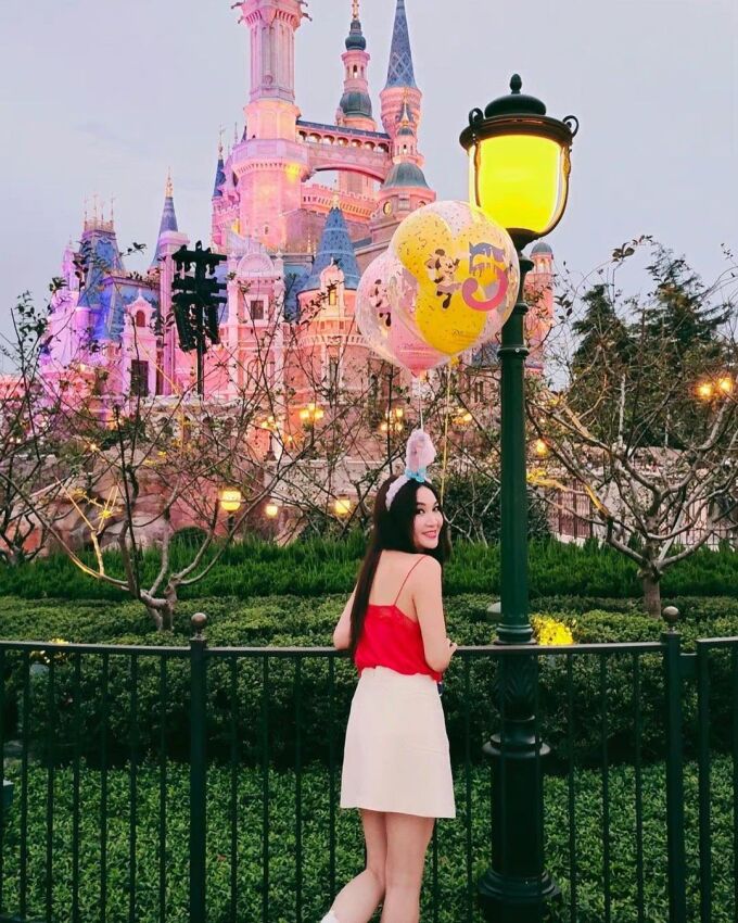 Ôn Bích Hà 'bắt trend' du lịch rất nhanh, cô là một trong những vị khách đầu tiên khi công viên Disneyland Thượng Hải vừa khai trương.