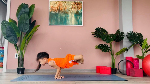 Con trai Ốc Thanh Vân mới 6 tuổi đã tập yoga như một master chính hiệu - Ảnh 3