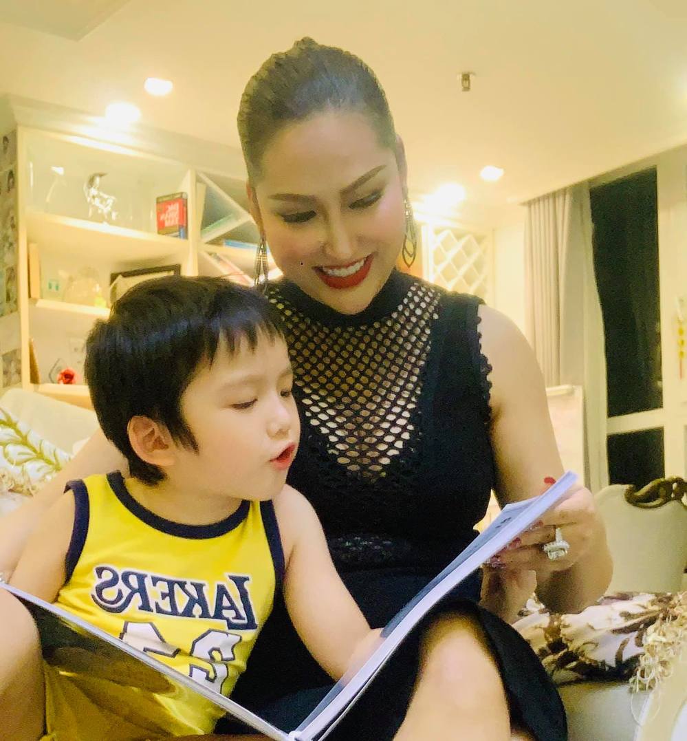 Con trai 5 tuổi của Phi Thanh Vân: Điển trai, thích sách, giỏi tiếng Anh  - Ảnh 5