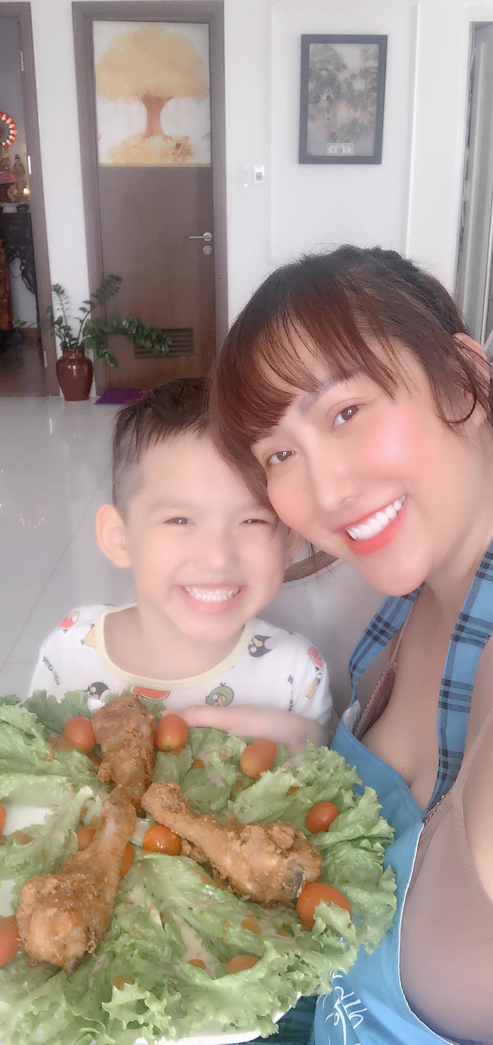 Con trai 5 tuổi của Phi Thanh Vân: Điển trai, thích sách, giỏi tiếng Anh  - Ảnh 1