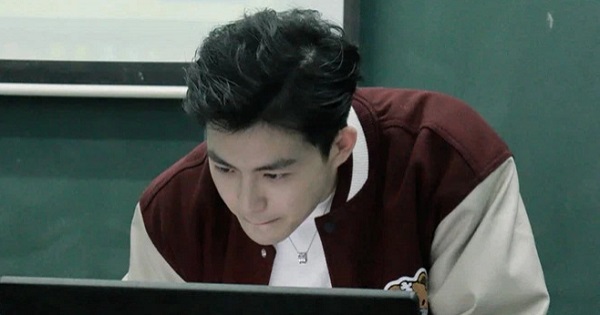 Bị học trò chụp lén, thấy giáo trẻ bỗng nổi rần rần trên mạng vì quá đẹp trai