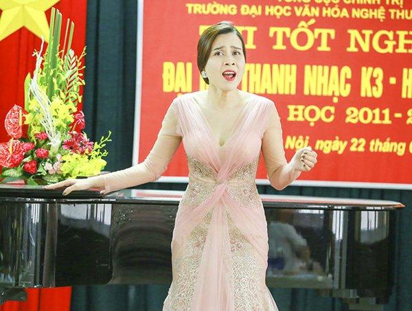 4 ca sĩ Việt xuất thân từ 'lò' luyện của quân đội: Song Hương hát live 'đỉnh' khỏi bàn - Ảnh 2