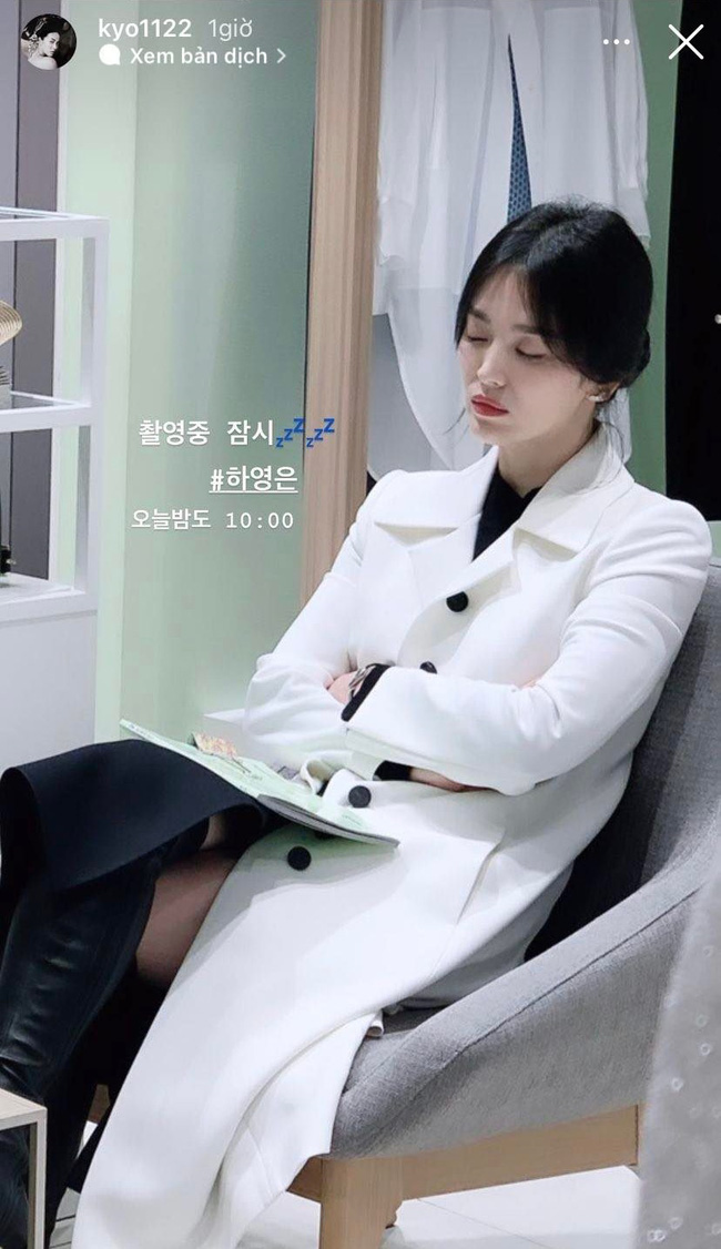 Ngủ gục ở hậu trường phim, Song Hye Kyo vẫn đẹp không tỳ vết xứng danh 'tượng đài nhan sắc' - Ảnh 1