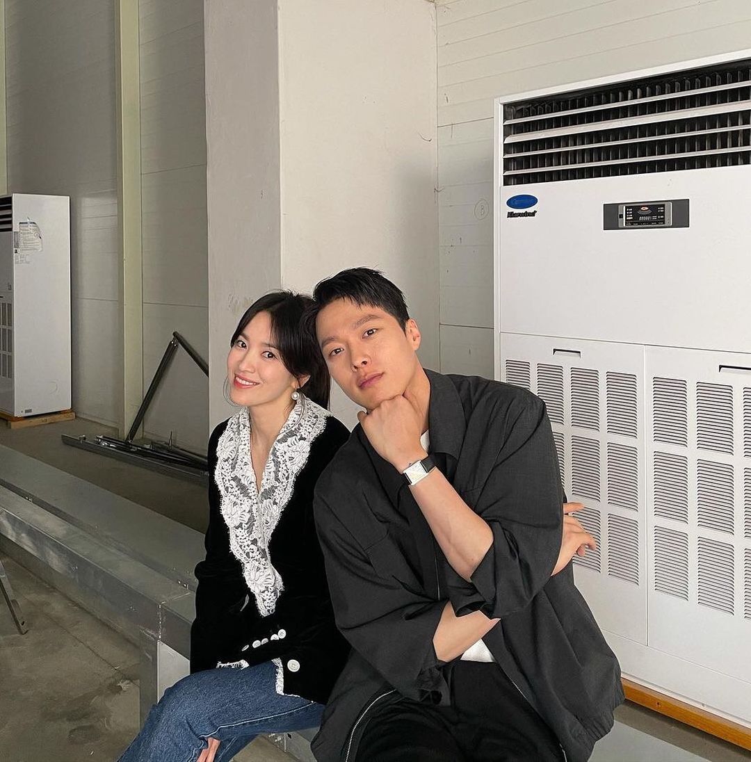 Song Hye Kyo và Jang Ki Yong ngồi sát nhau chụp ảnh selfie ở hậu trường - Ảnh 5