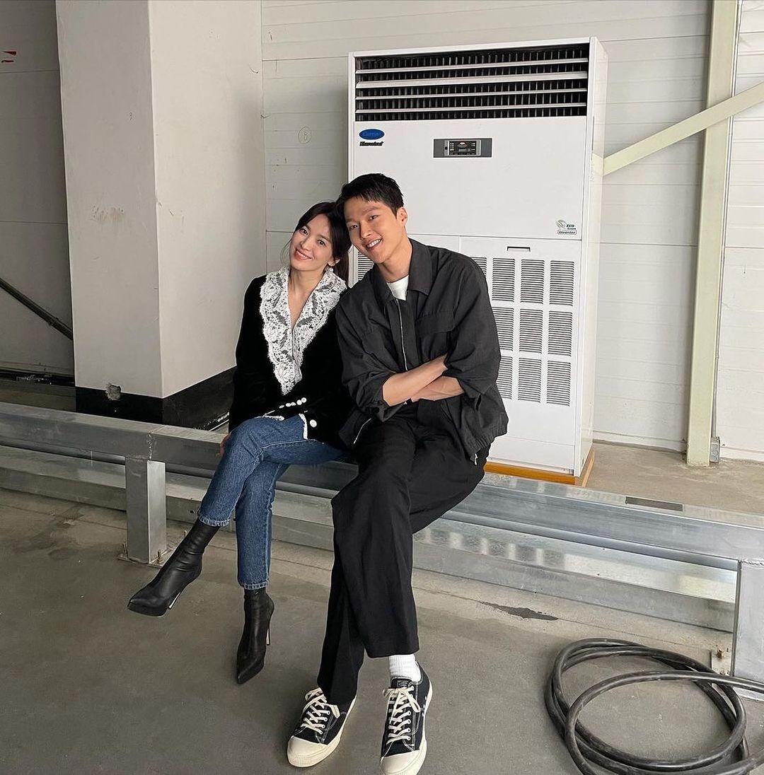 Jang Ki Yong ngượng ngùng khi 'chị đẹp' Song Hye Kyo 'nựng yêu' ở hậu trường - Ảnh 11