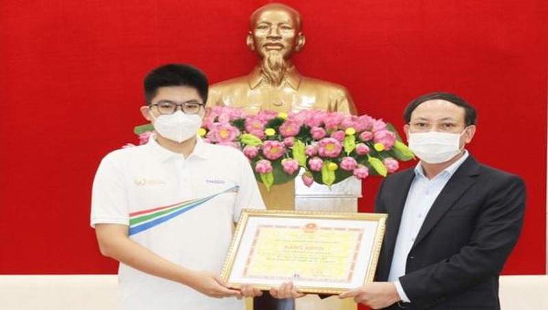 Quán quân Olympia 2021 Nguyễn Hoàng Khánh tặng số tiền lớn cho học sinh nghèo - Ảnh 5