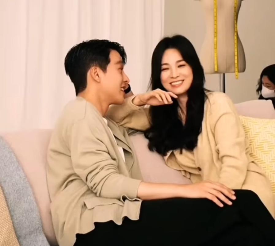 Jang Ki Yong ngượng ngùng khi 'chị đẹp' Song Hye Kyo 'nựng yêu' ở hậu trường - Ảnh 2