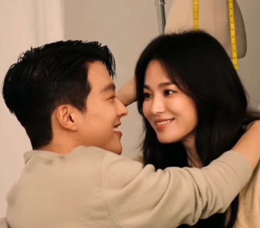 Jang Ki Yong ngượng ngùng khi 'chị đẹp' Song Hye Kyo 'nựng yêu' ở hậu trường - Ảnh 4