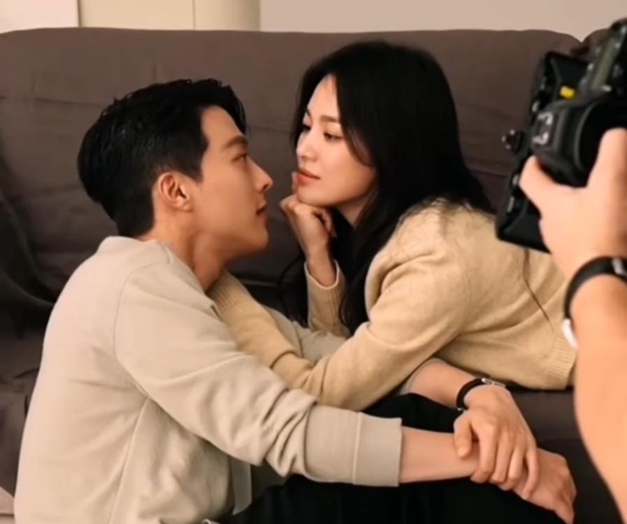 Jang Ki Yong ngượng ngùng khi 'chị đẹp' Song Hye Kyo 'nựng yêu' ở hậu trường - Ảnh 5