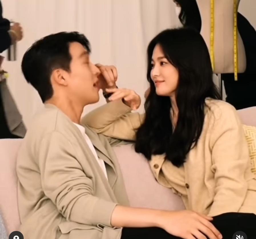 Jang Ki Yong ngượng ngùng khi 'chị đẹp' Song Hye Kyo 'nựng yêu' ở hậu trường - Ảnh 6