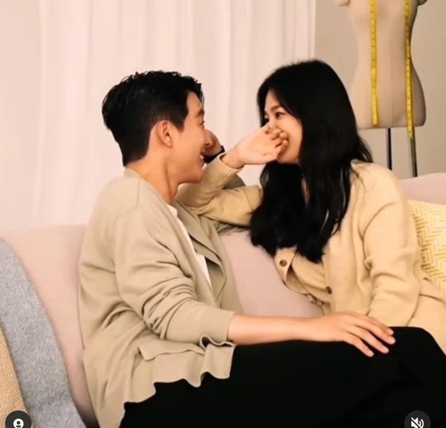 Jang Ki Yong ngượng ngùng khi 'chị đẹp' Song Hye Kyo 'nựng yêu' ở hậu trường - Ảnh 3