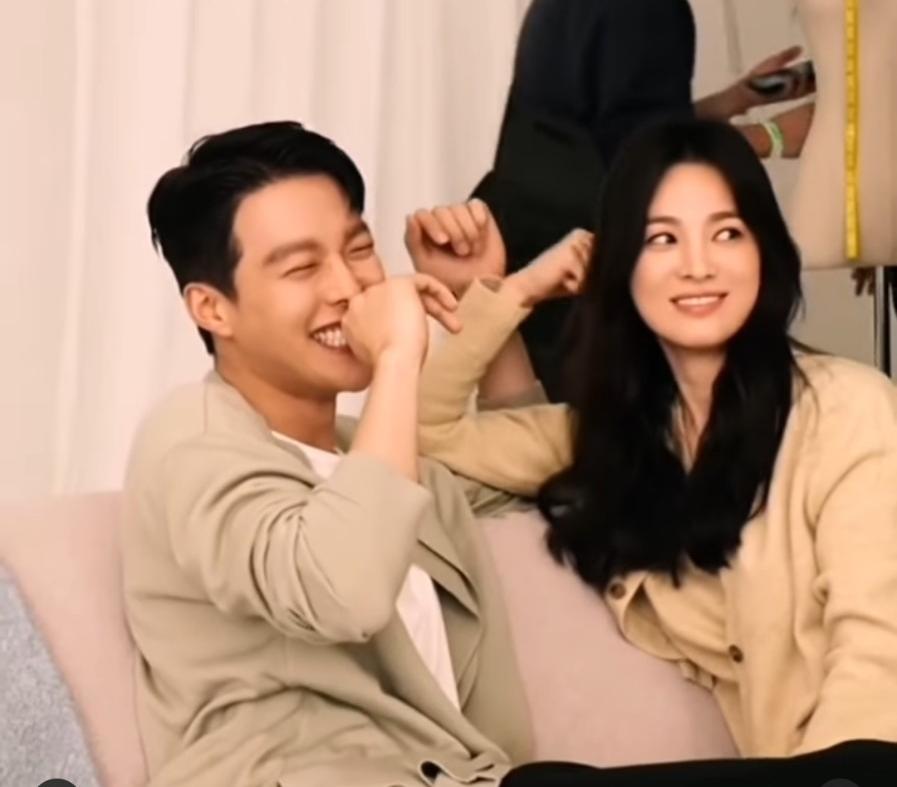 Jang Ki Yong ngượng ngùng khi 'chị đẹp' Song Hye Kyo 'nựng yêu' ở hậu trường - Ảnh 8