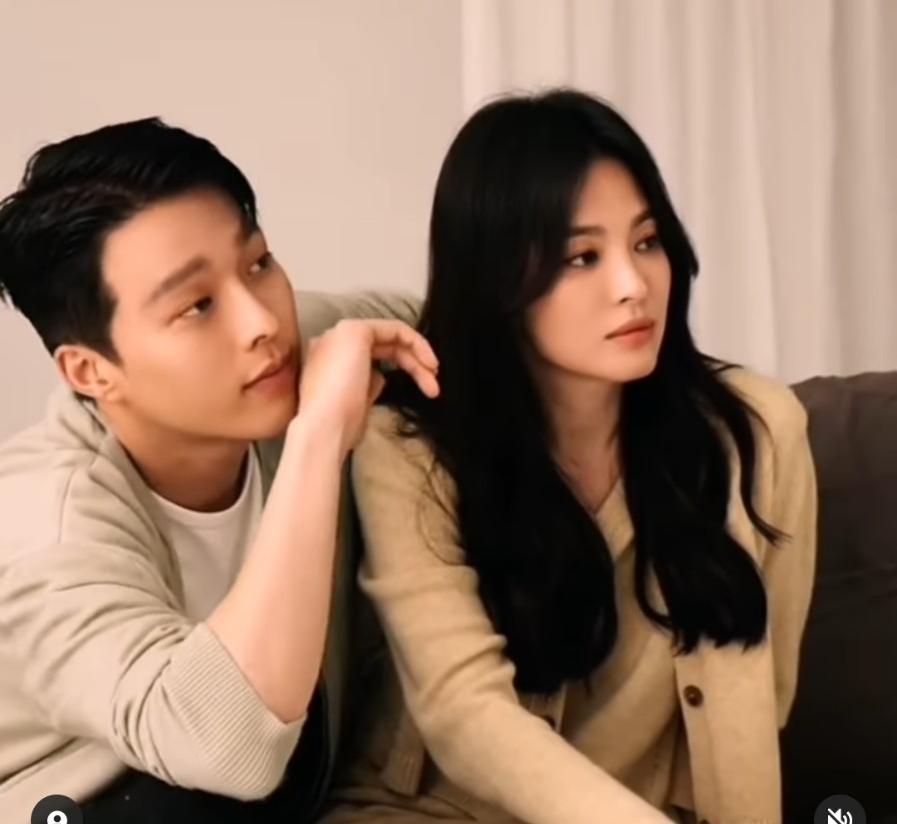 Jang Ki Yong ngượng ngùng khi 'chị đẹp' Song Hye Kyo 'nựng yêu' ở hậu trường - Ảnh 9