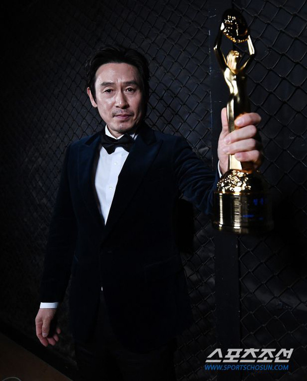 Song Joong Ki và tình tin đồn cùng chiến thắng giải Rồng Xanh 2021 - Ảnh 1