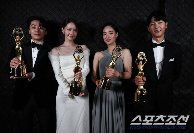 Song Joong Ki và tình tin đồn cùng chiến thắng giải Rồng Xanh 2021 - Ảnh 3