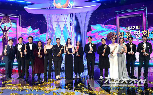 Song Joong Ki và tình tin đồn cùng chiến thắng giải Rồng Xanh 2021 - Ảnh 4
