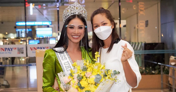 H’Hen Niê tặng Kim Duyên vòng và nhẫn đeo trong Miss Universe 2019 ngay tại sân bay