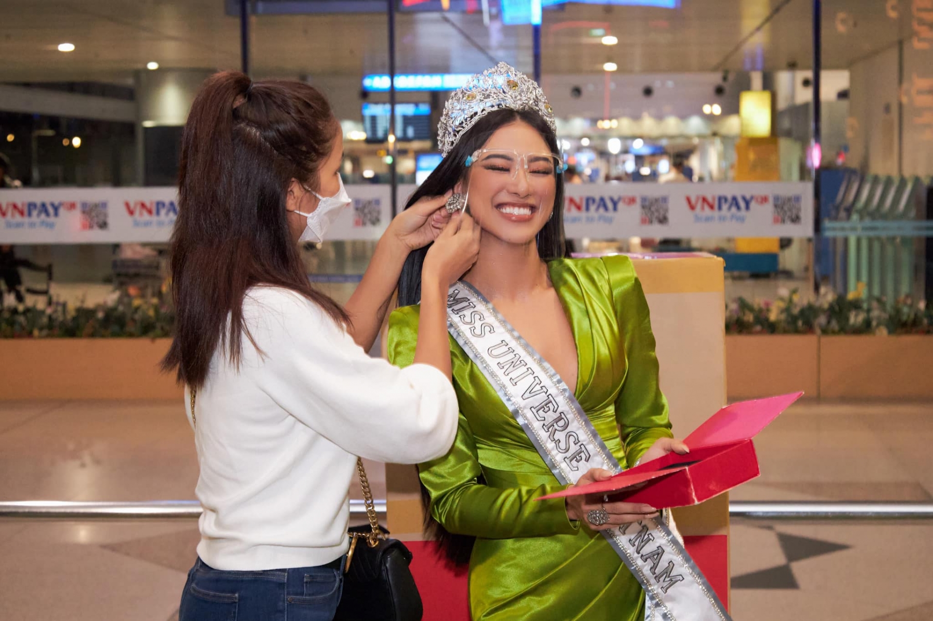 H’Hen Niê tặng Kim Duyên vòng và nhẫn đeo trong Miss Universe 2019 ngay tại sân bay - Ảnh 6