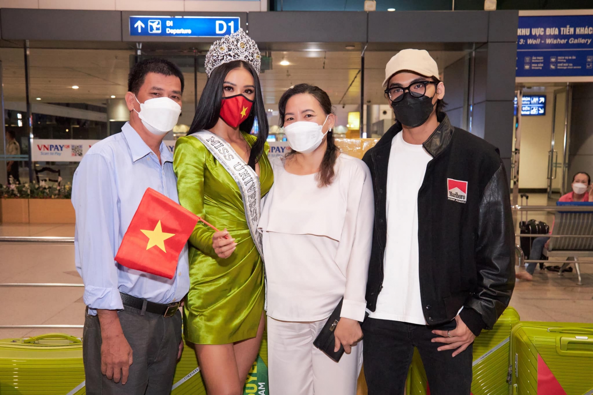 H’Hen Niê tặng Kim Duyên vòng và nhẫn đeo trong Miss Universe 2019 ngay tại sân bay - Ảnh 5
