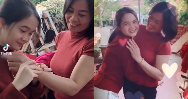 Nữ sinh gom góp tiền học bổng mua vòng vàng tặng mẹ