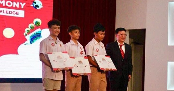 Ảnh Hồ Văn Cường nhận học bổng được chia sẻ rầm rộ