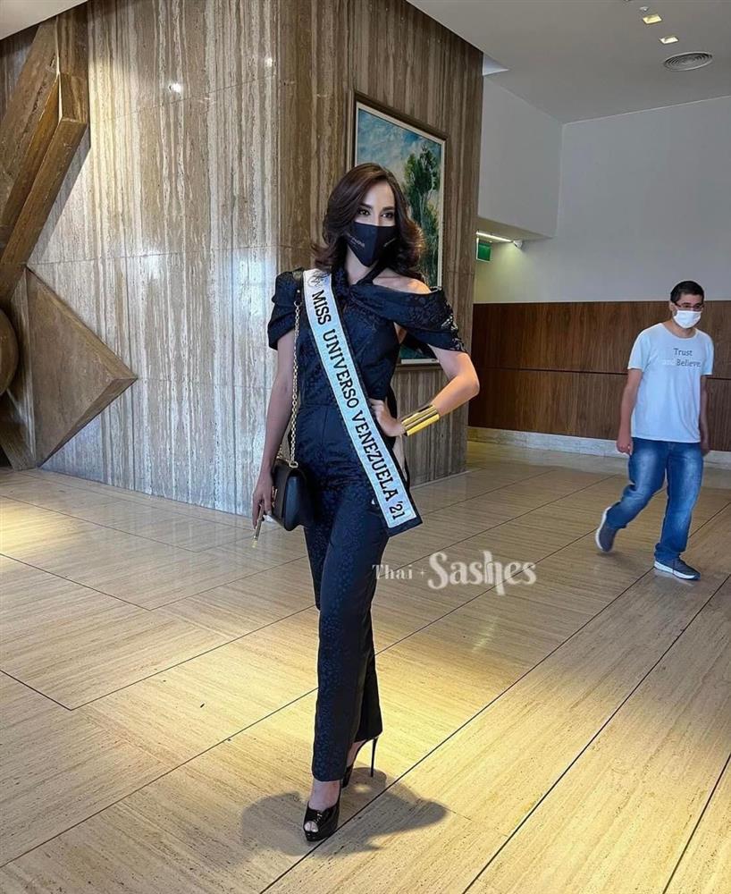 Kim Duyên thành 'nấm lùn' khi chụp cùng các thí sinh Miss Universe - Ảnh 8