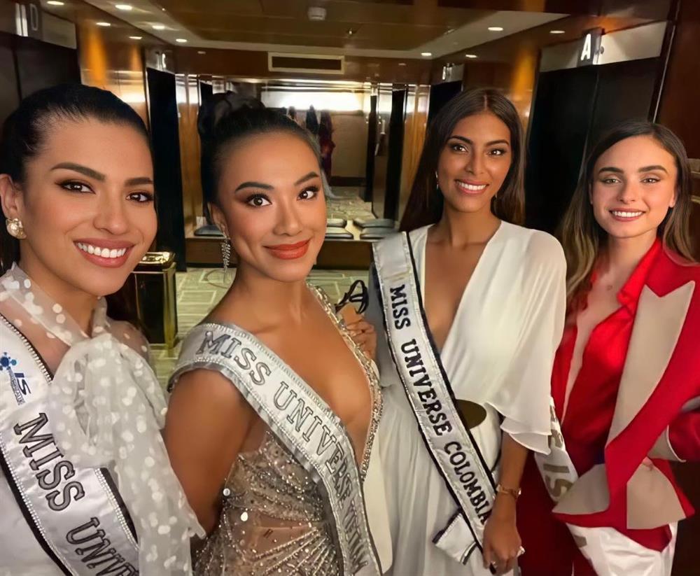 Kim Duyên thành 'nấm lùn' khi chụp cùng các thí sinh Miss Universe - Ảnh 1