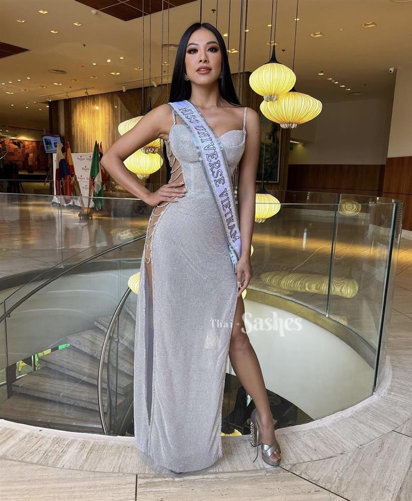 Kim Duyên thành 'nấm lùn' khi chụp cùng các thí sinh Miss Universe - Ảnh 3