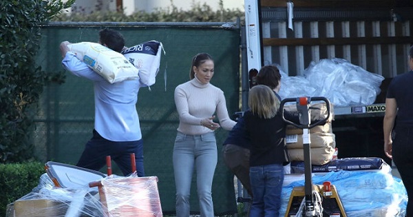 Nhà Ben Affleck làm từ thiện, Jennifer Lopez dù đi giày cao cả tấc cũng lăn xả hết mình
