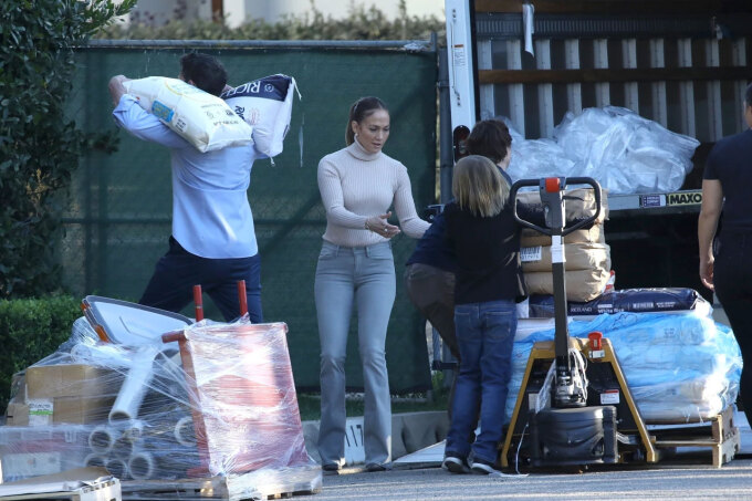 Nhà Ben Affleck làm từ thiện, Jennifer Lopez dù đi giày cao cả tấc cũng lăn xả hết mình - Ảnh 9