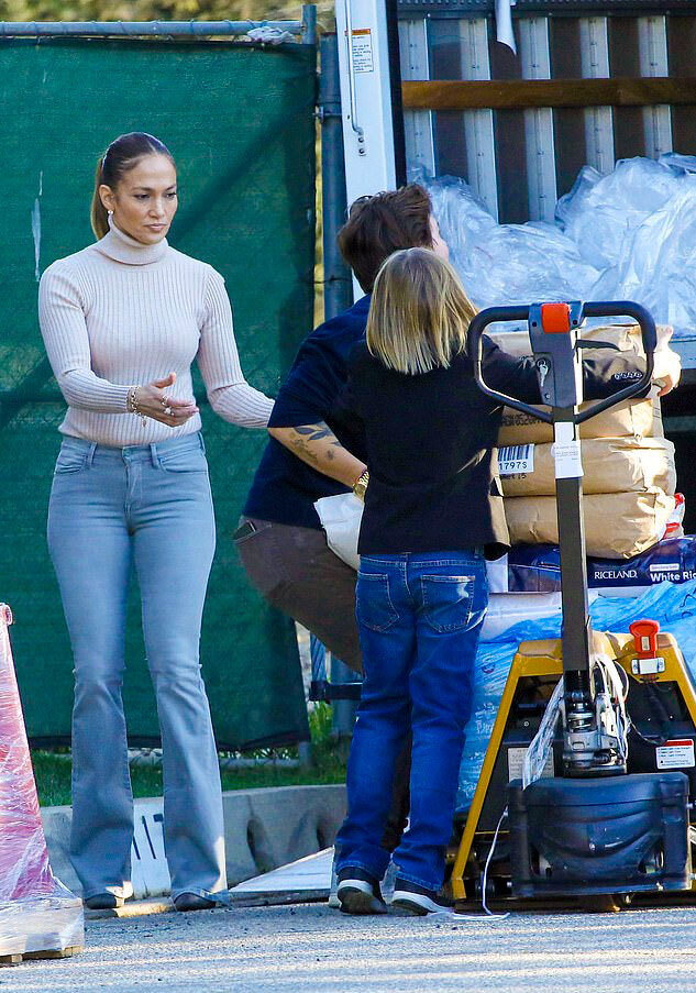 Nhà Ben Affleck làm từ thiện, Jennifer Lopez dù đi giày cao cả tấc cũng lăn xả hết mình - Ảnh 2