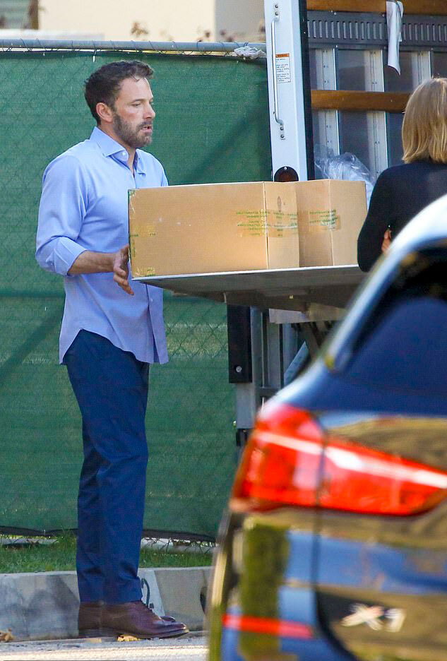 Nhà Ben Affleck làm từ thiện, Jennifer Lopez dù đi giày cao cả tấc cũng lăn xả hết mình - Ảnh 7