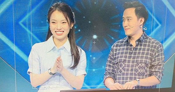 Khoảnh khắc MC Ngọc Huy nhìn Khánh Vy với "ánh mắt lạ" khiến fan thích thú