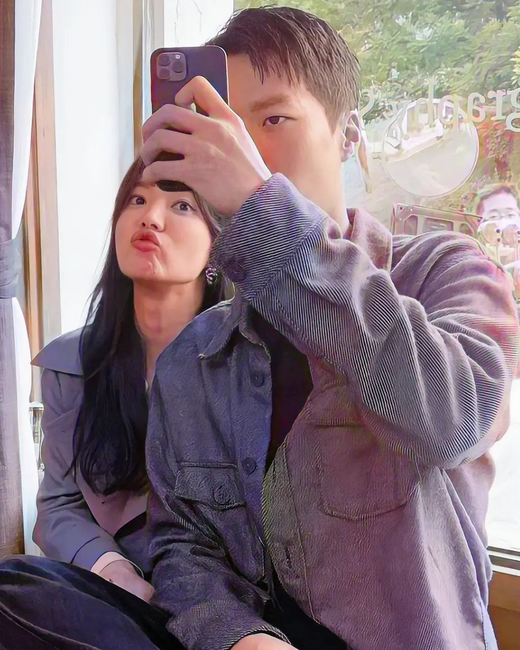 Song Hye Kyo và Jang Ki Yong ngồi sát nhau chụp ảnh selfie ở hậu trường - Ảnh 3