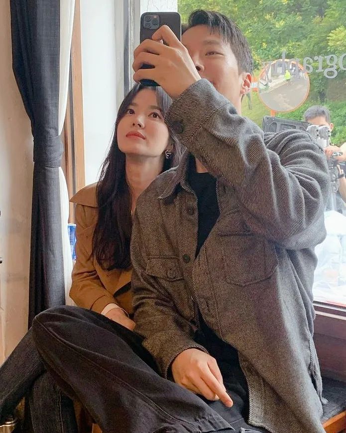 Song Hye Kyo và Jang Ki Yong ngồi sát nhau chụp ảnh selfie ở hậu trường - Ảnh 2