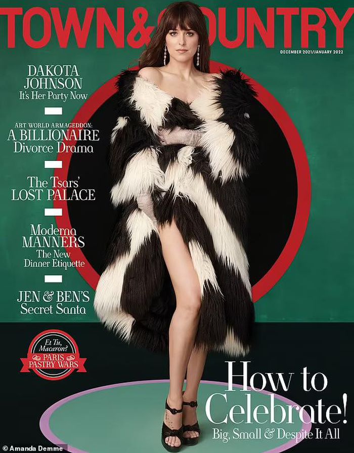 Mỹ nhân '50 sắc thái' Dakota Johnson quấn khăn lên bìa tạp chí - Ảnh 1